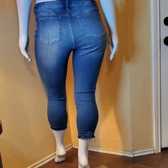 💖Host Pick💖Torrid Crop Jeans - Picture 3 of 9